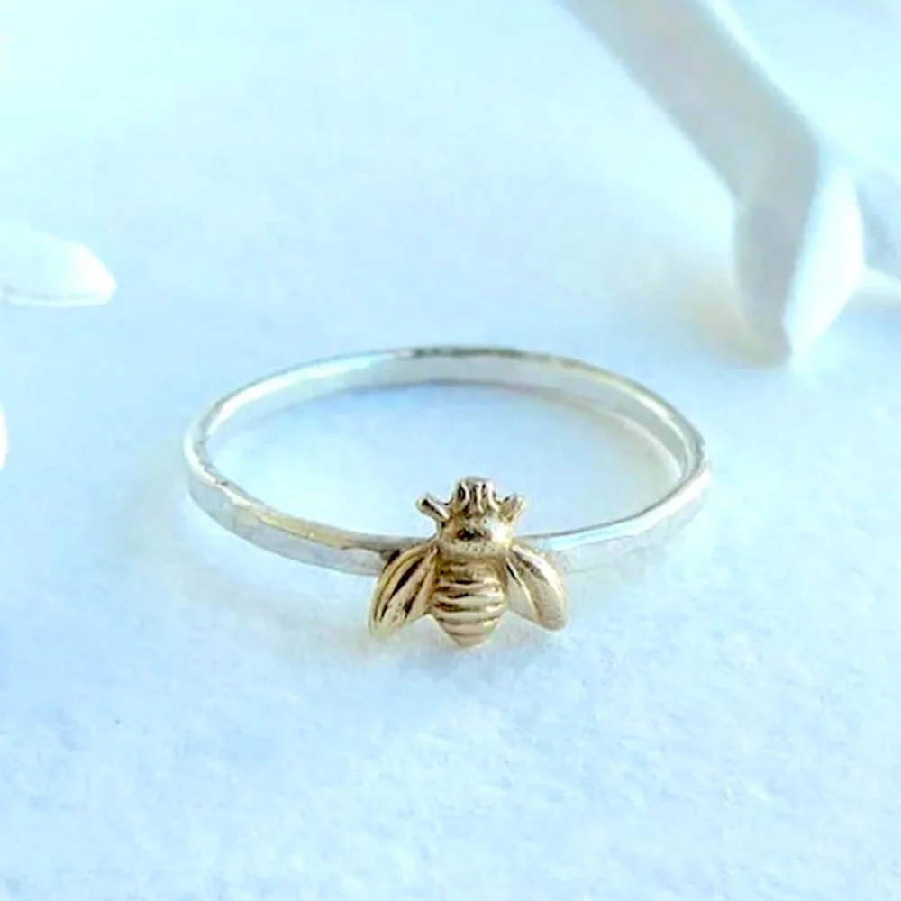 Bee Ring Simple Dainty Minimalist Two-Tone honeybee ring - Picture 4 of 6